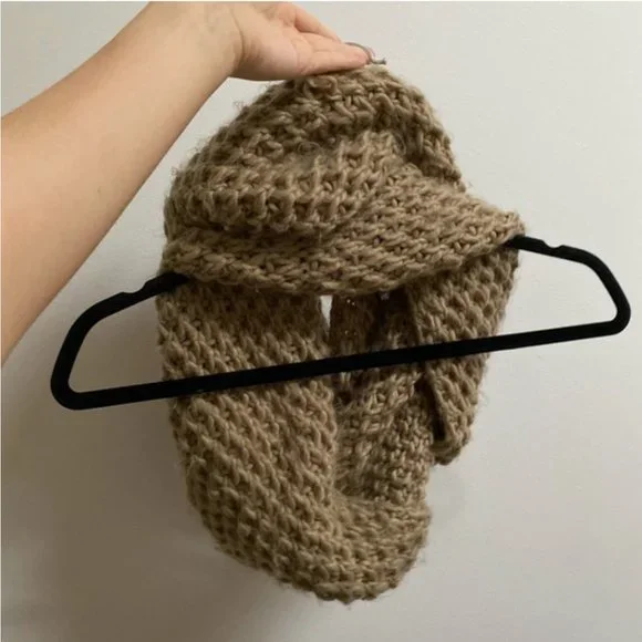 Old Navy Knit Infinity Scarf - Picture 3 of 4